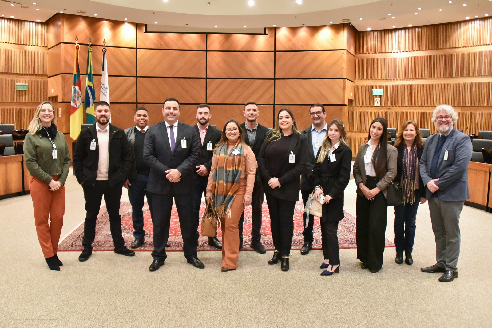 Foto dos estudantes e professores da Ulbra de São Jerônimo que visitaram o TRTT-4 no plenário