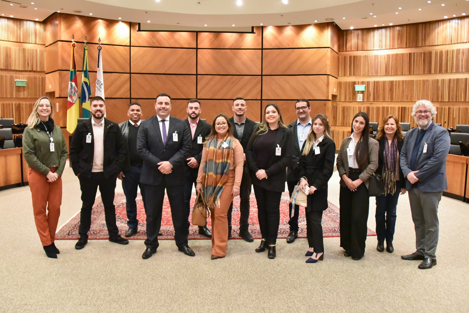 Foto dos estudantes e professores da Ulbra de São Jerônimo que visitaram o TRT-4 no plenário