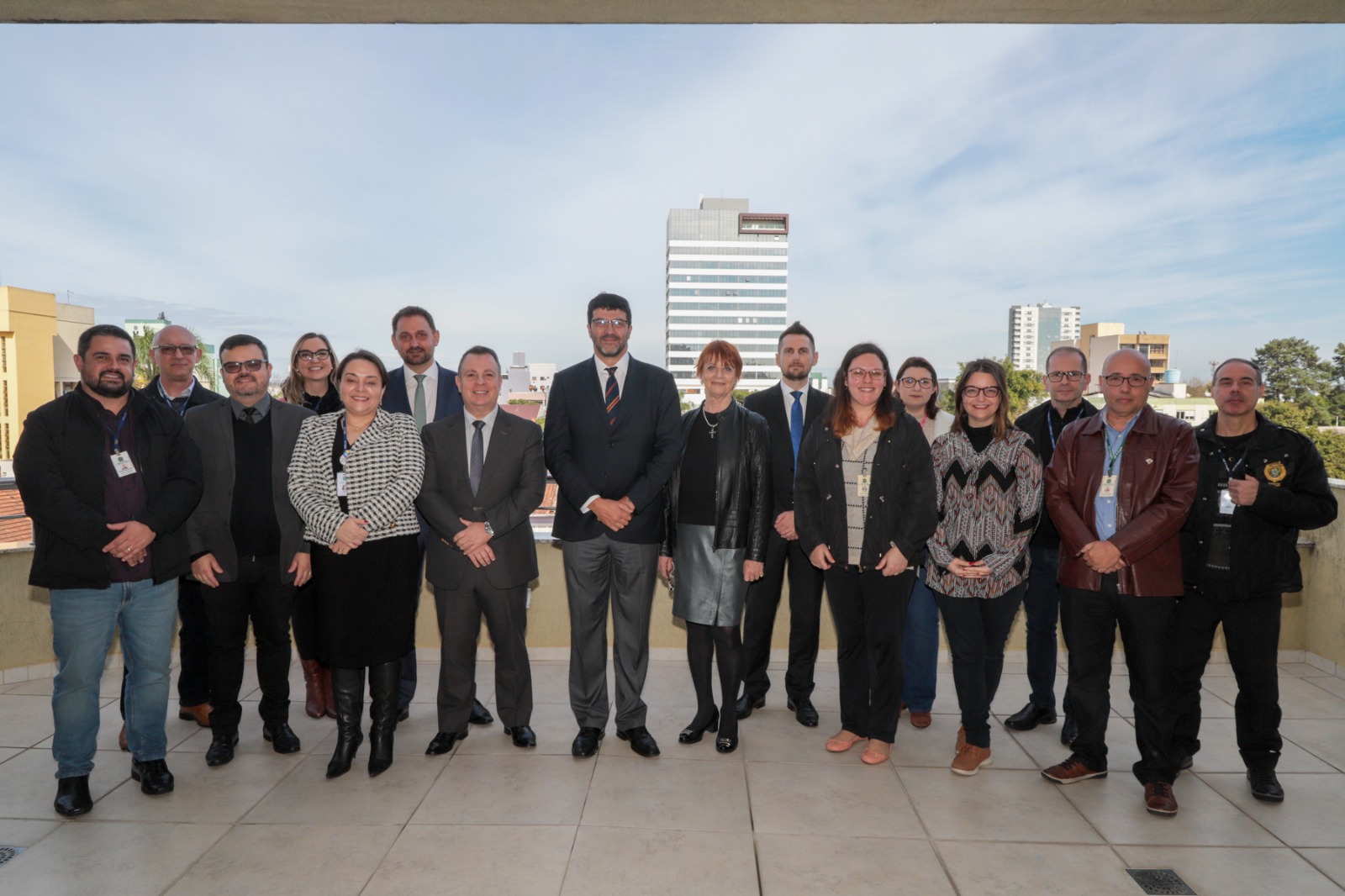 Foto da comitiva do IntegraTRT com magistrados e servidores do Foro Trabalhista de Esteio