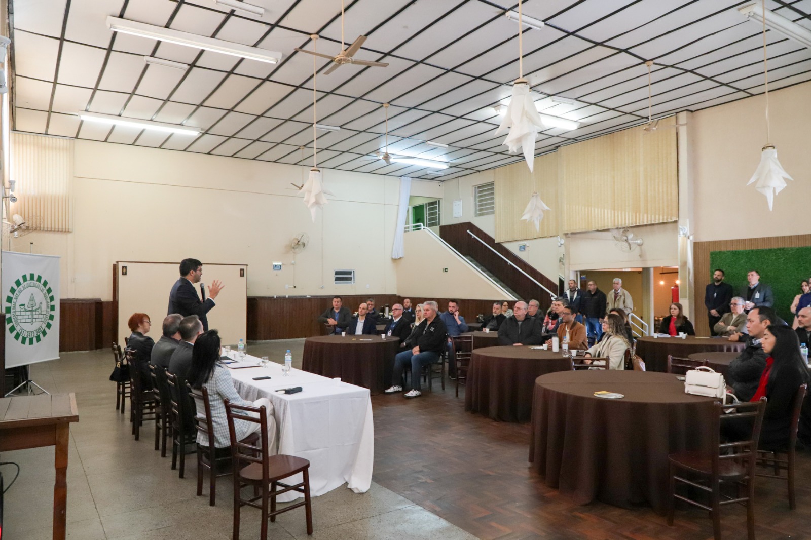 Foto do presidente Francisco Rossal conversando com trabalhadores, em Esteio