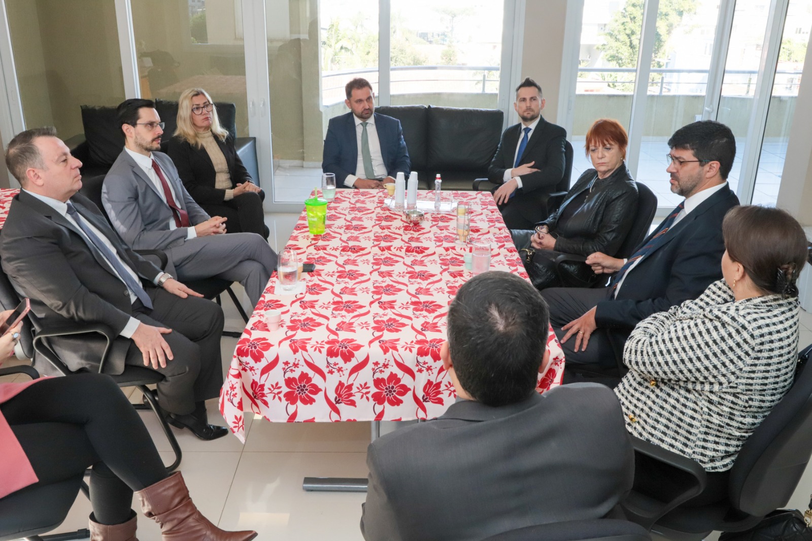 Foto da comitiva do IntegraTRT reunida com advogados e juízes