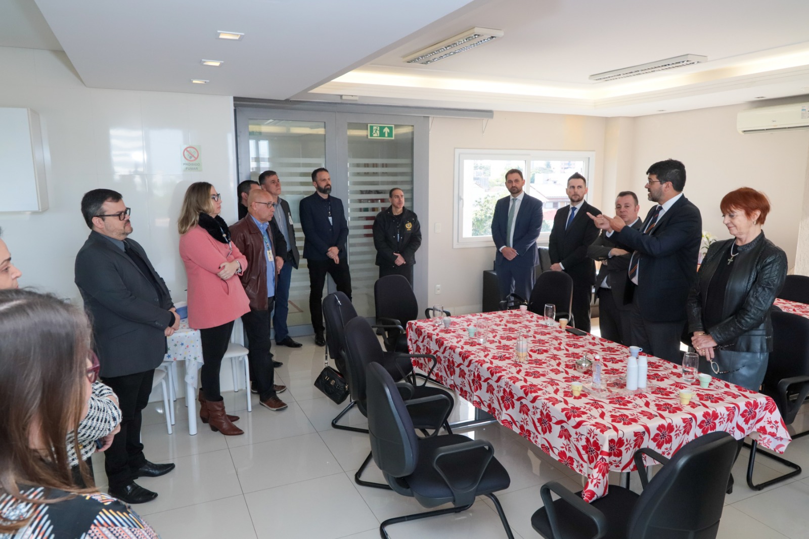 Foto da reunião com magistrados e servidores.jfif