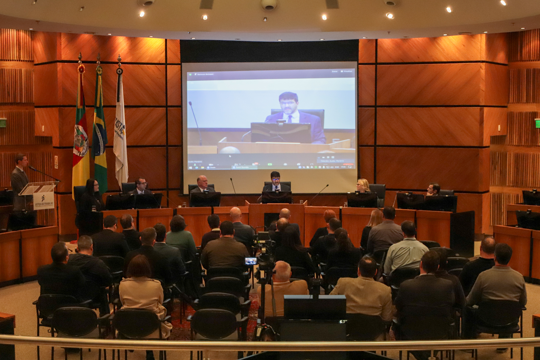 Foto em ângulo aberto da reunião no Plenário