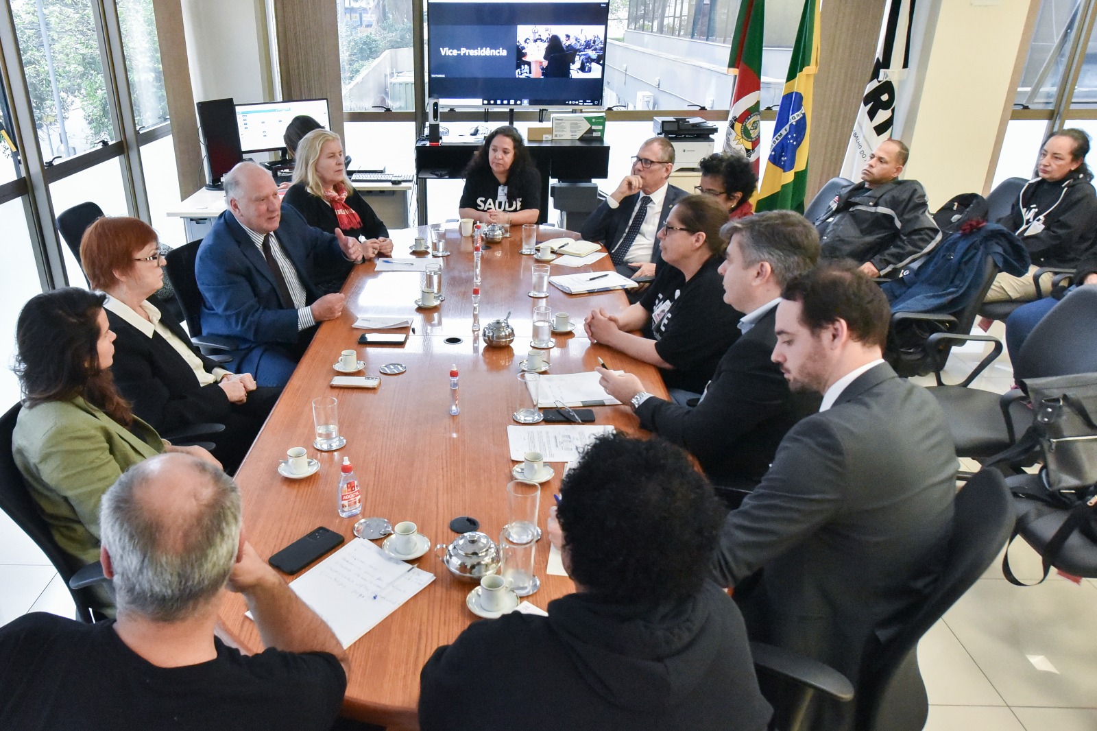 Foto dos participantes na mesa de negociação