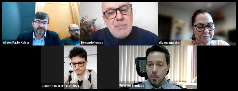 Foto da tela de computador da videoconferência. Participam o magistrado, a procuradora e representantes das partes envolvidas.
