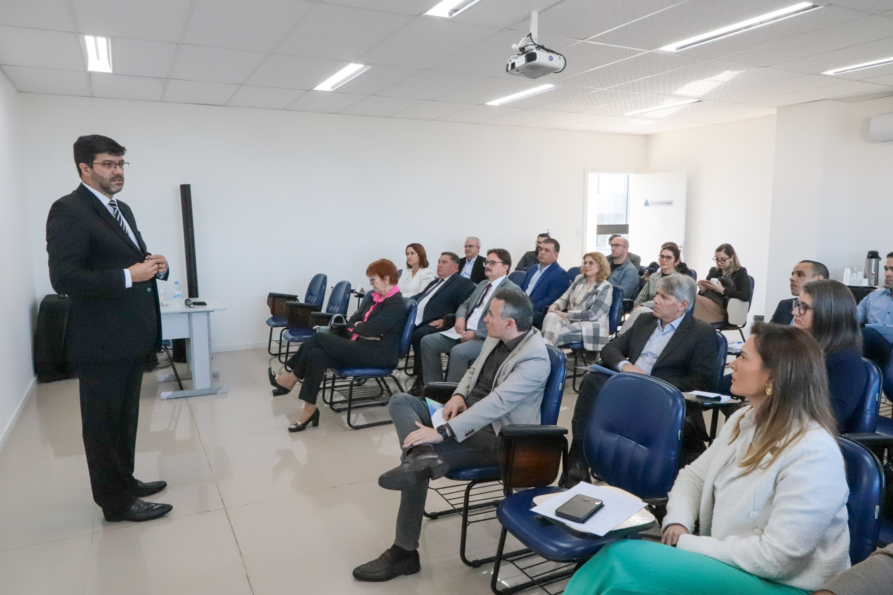 Presidente Rossal reunido com empresários