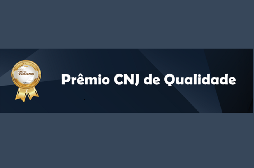 Selo dourado, com a frase "Selo CNJ de Qualidade, sobre fundo azul marinho.