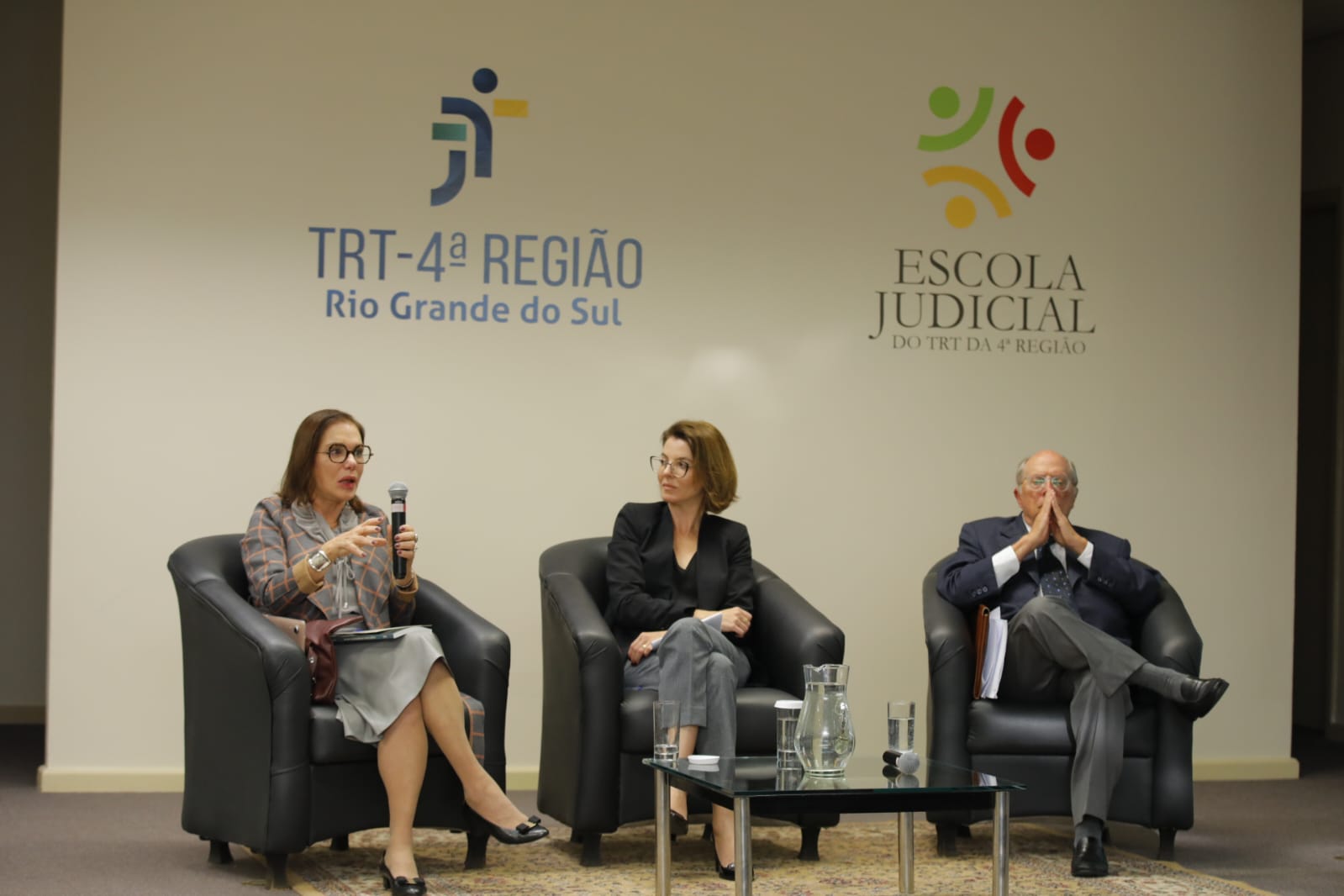 Foto dos painelistas e da mediadora no centro