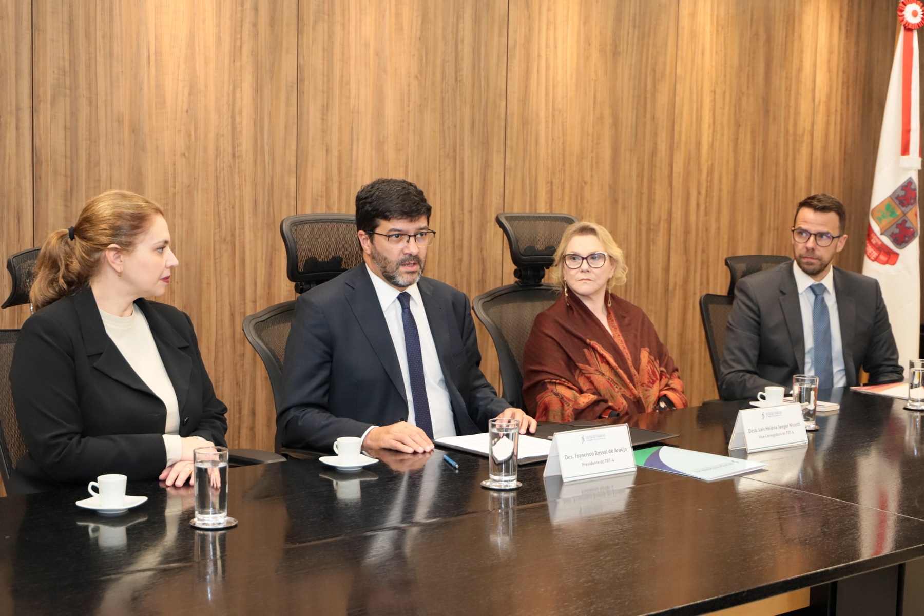 Foto da mesa de autoridades que participaram da cerimônia