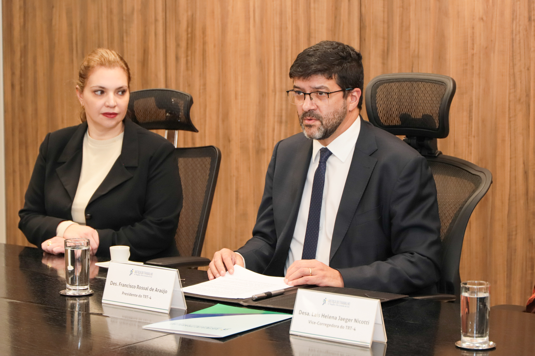 Foto do presidente Francisco Rossal ao lado da vice-procuradora-chefe do MPT-RS