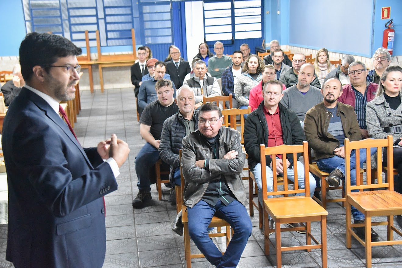 Foto do desembargador Rossal discursando no Sindicato dos Sapateiros de Parobé