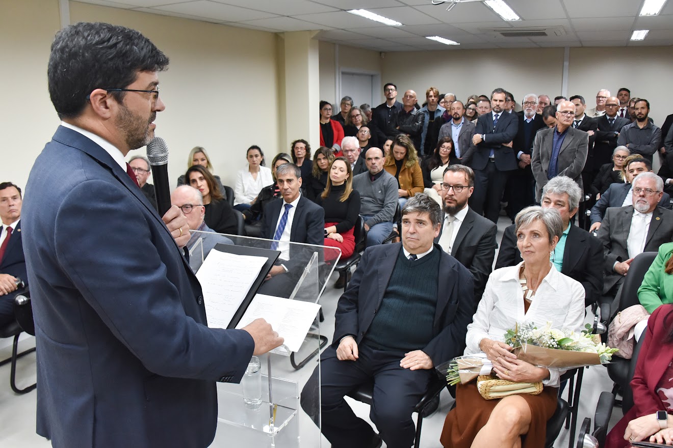 Foto do desembargador Rossal discursando no novo auditório do Foro Trabalhista de Taquara