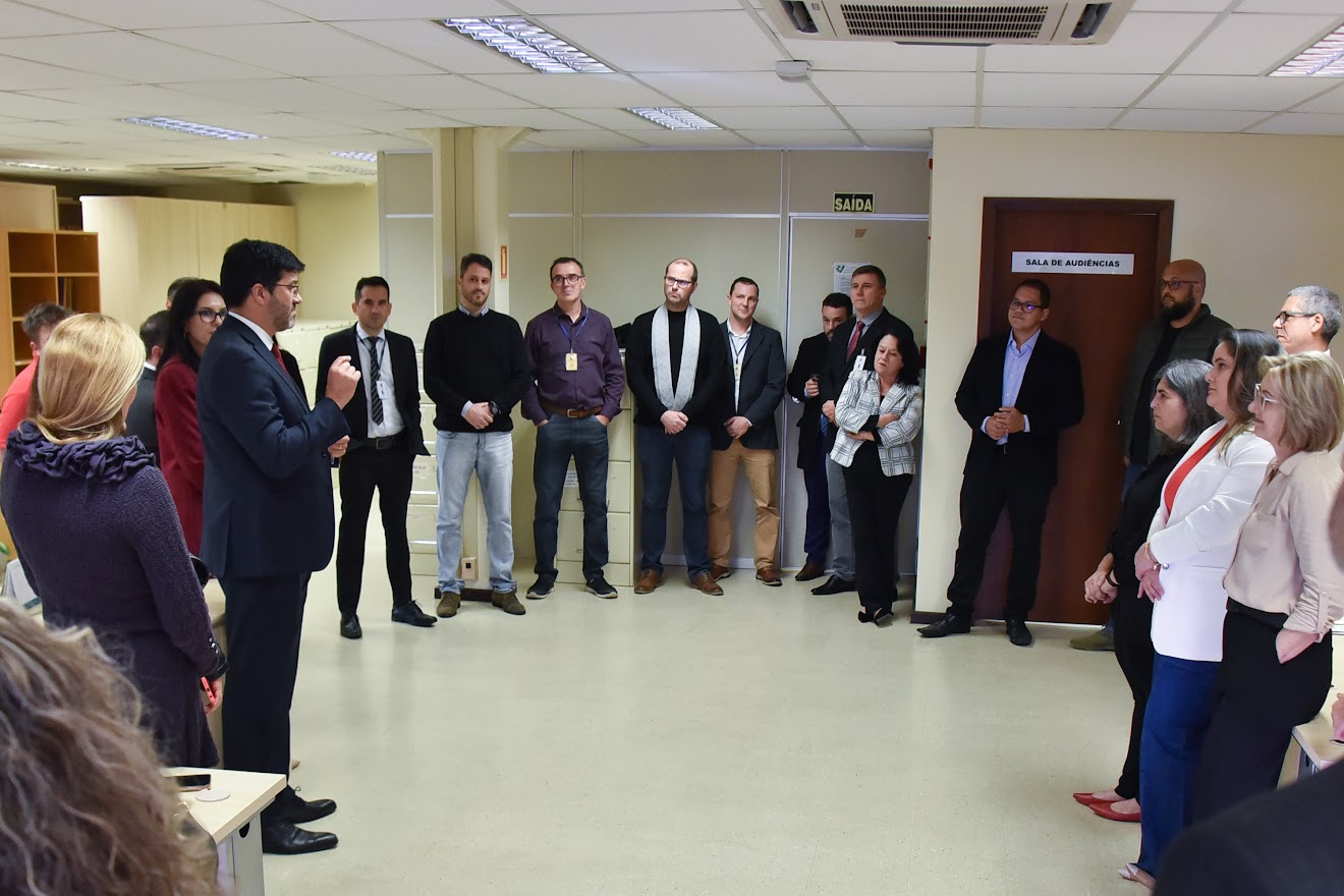 Foto de servidores e magistrados no Foro Trabalhista de Taquara.JPG