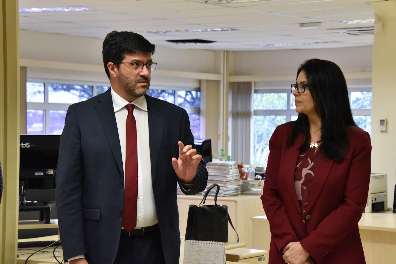 Foto do desembargador Rossal e da juíza Aline.JPG
