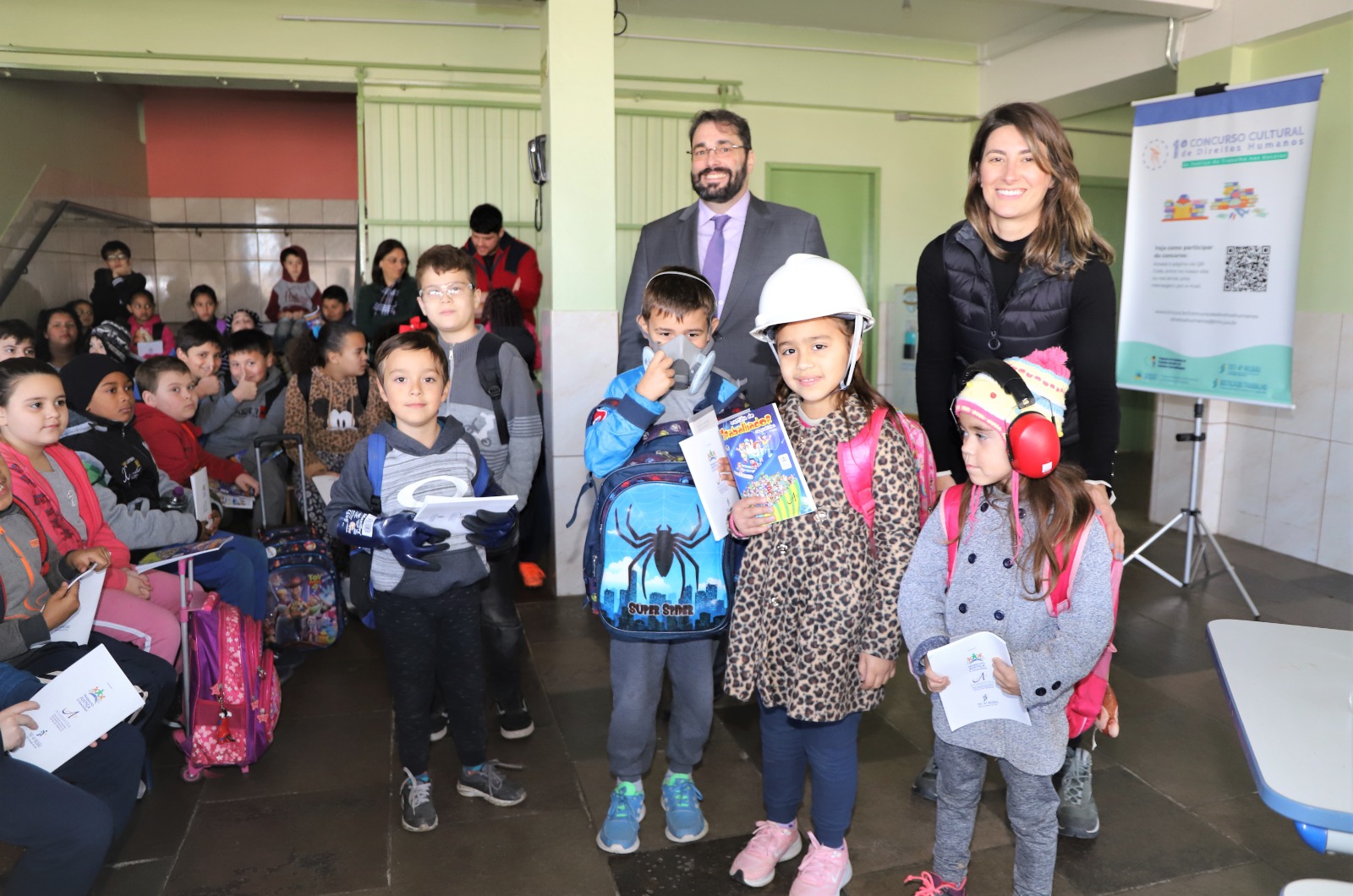 Crianças experimentam equipamentos de segurança no trabalho