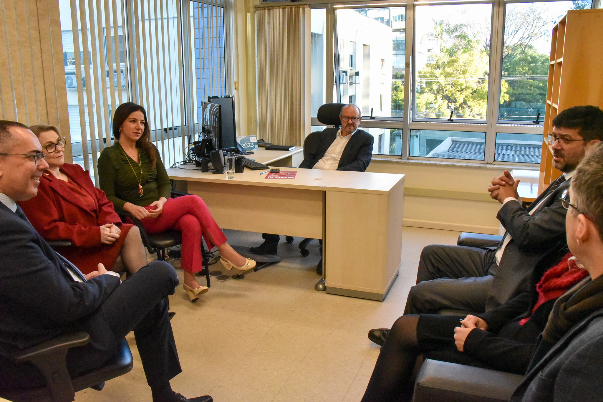 Foto da reunião dos desembargadores Rossal e Laís com juízes auxiliares da Corregedoria e titulares e substitutos da 30ª VT de Porto Alegre e o secretário-geral da Presidência Adolfo.