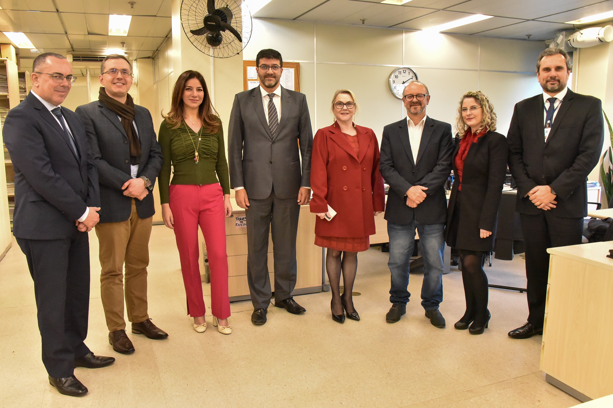 Foto dos desembargadores Rossal e Laís com juízes auxiliares da Corregedoria e titulares e substitutos da 30ª VT de Porto Alegre e o secretário-geral da Presidência Adolfo.