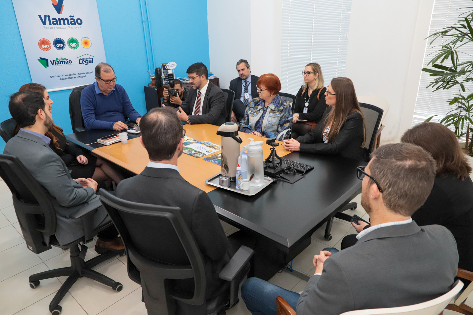 Foto da mesa de reunião na Prefeitura de Viamão