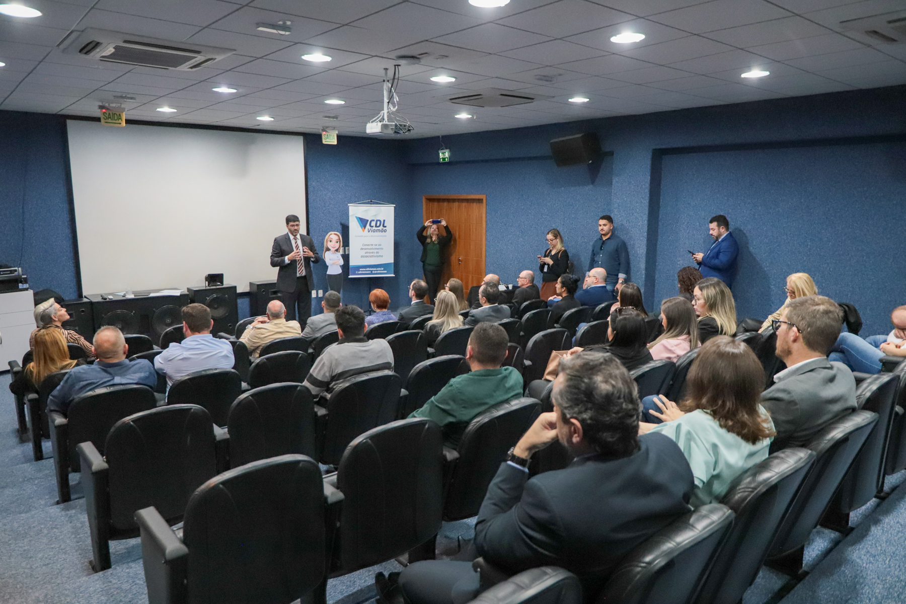 Foto de Rossal palestrando na CDL com público aparecendo