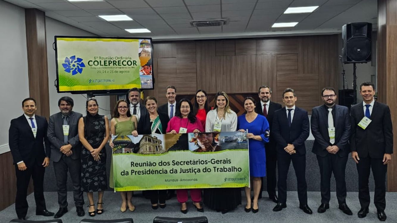 Secretário Afonso em pé ao lado de outros participantes da reunião do Coleprecor Secretário Afonso em pé ao lado de outros participantes da reunião do Coleprecor