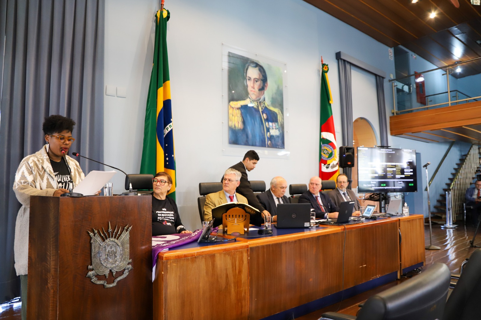 Foto mesa de autoridades na homenagem da AL à CUT