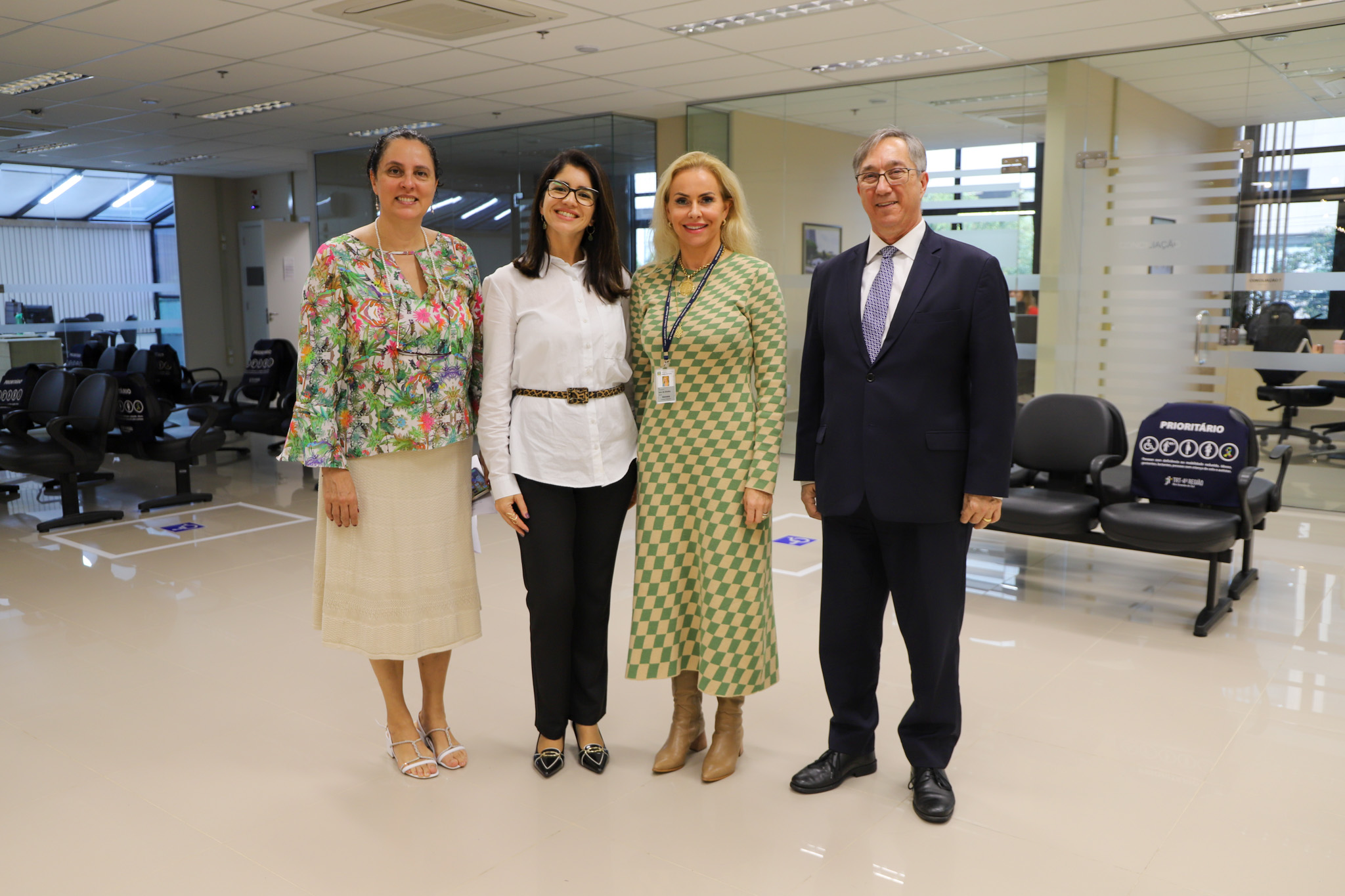 Luciane Barzotto, Marcela Arena, Giovana Farenzena e Artur San Martin posam para a foto em frente à sede dos Cejsucs do TRT-4 em Porto Alegre.