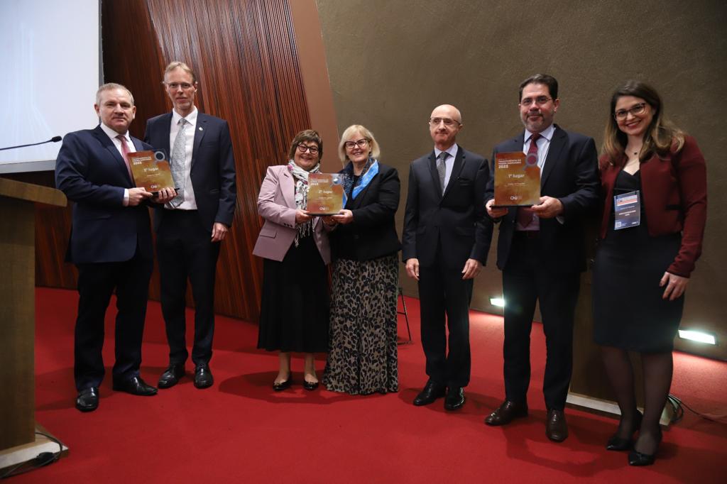 Foto da ministra Rosa Weber entregando prêmio para a desembargadora Carmen