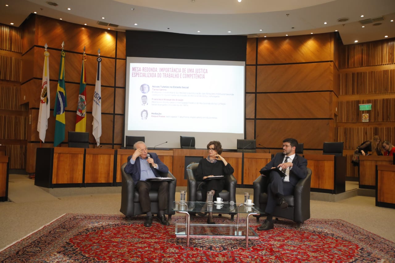 Tarso Genro, Raquel Paese e Francisco Rossal, sentados em poltronas, na nave do Plenário do TRT-4.