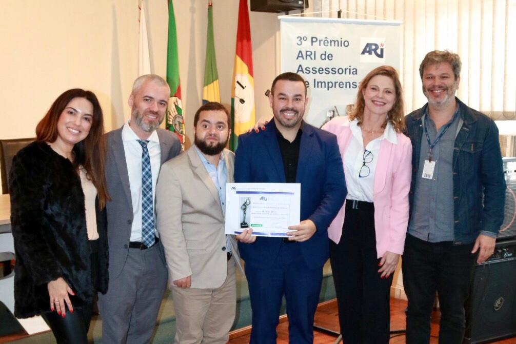 Foto da equipe do TRT-4 recebendo prêmio ARI.jfif
