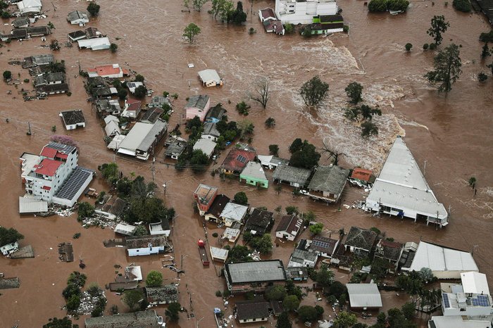 Foto aérea da região do Vale do taquari, mostrando casas inundadas.