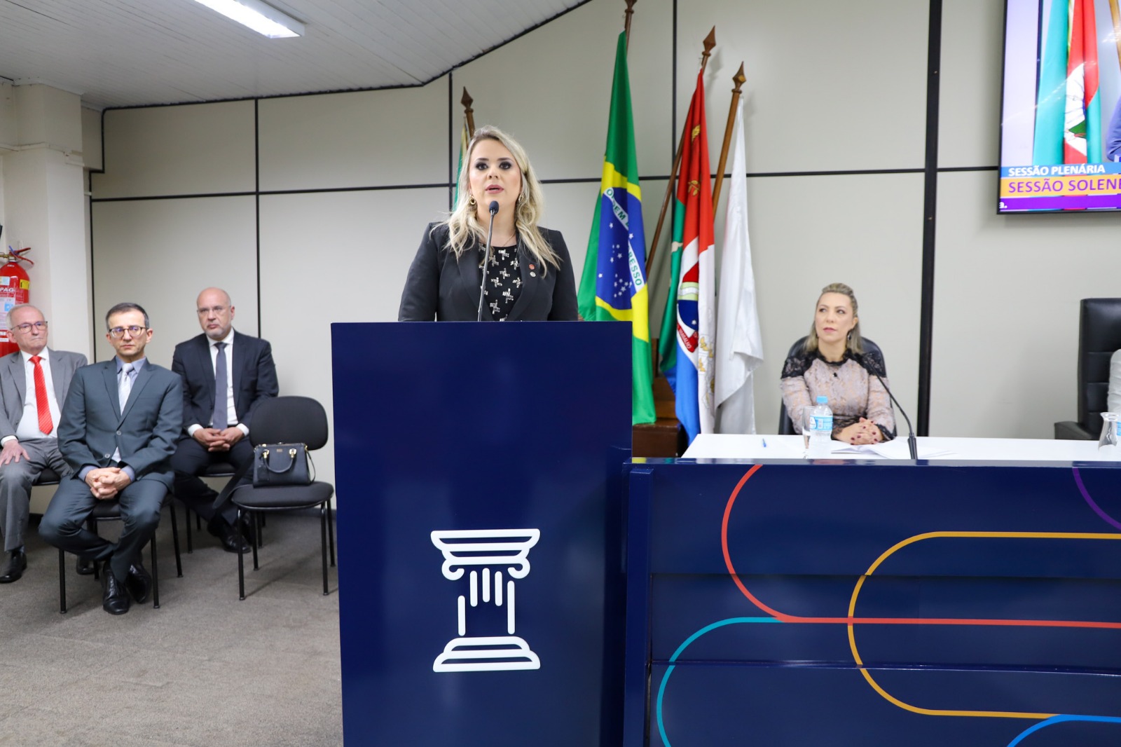 Foto da presidente da OAB de Ijuí Maria Cristina Lucion discursando.jfif