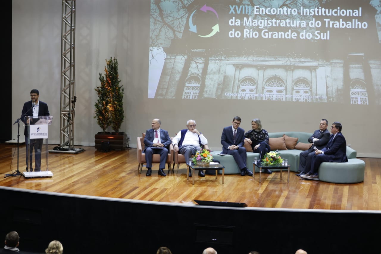 Solenidade de abertura, mostrando o palco com as autoridades. No púlpito, o presidente do TRT-4 falando.