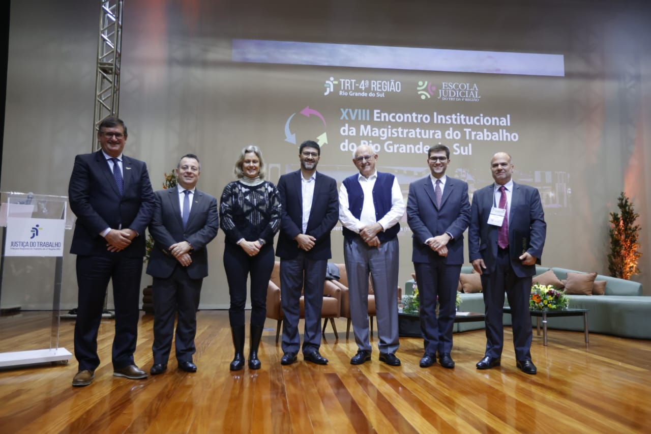 Autoridades da mesa oficial de abertura