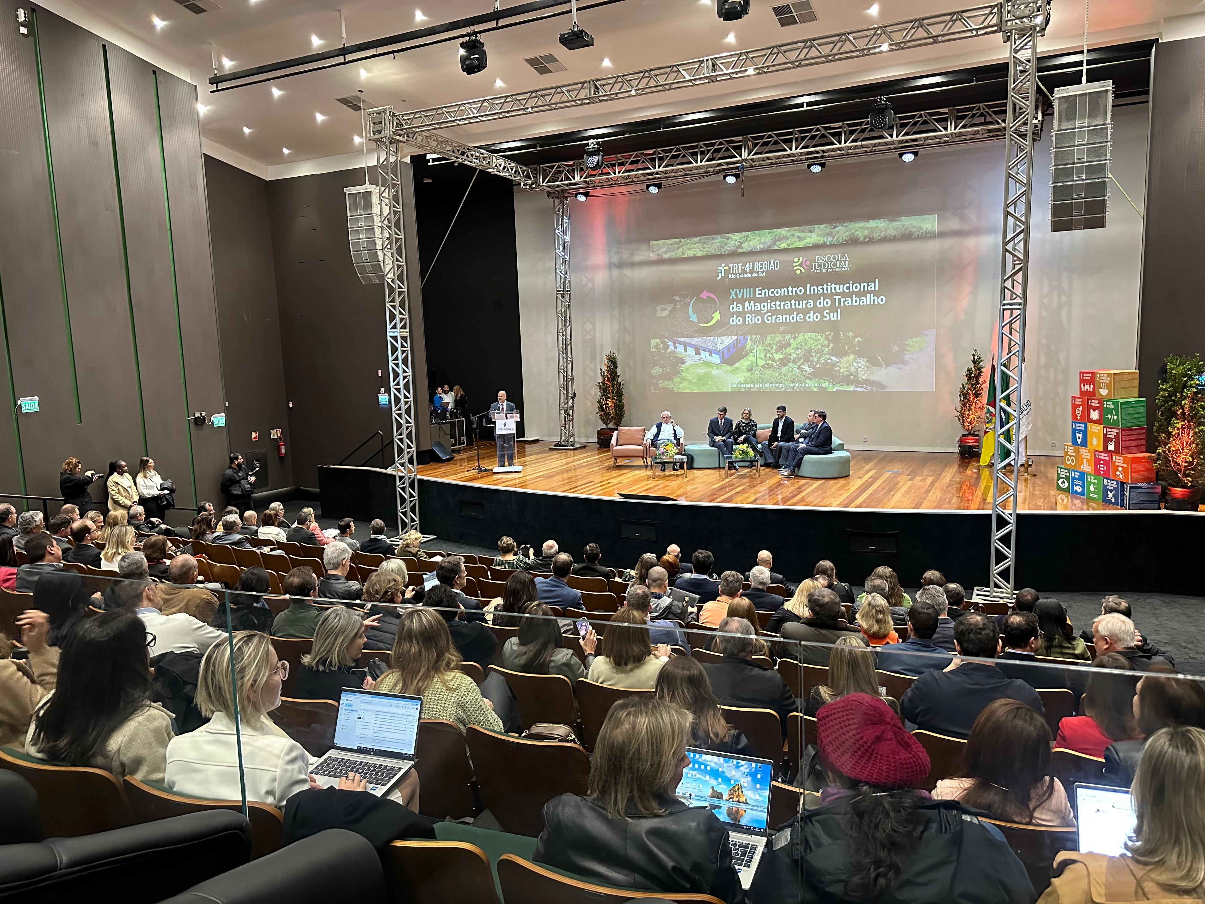 Foto em ângulo aberto, mostrando palco e público