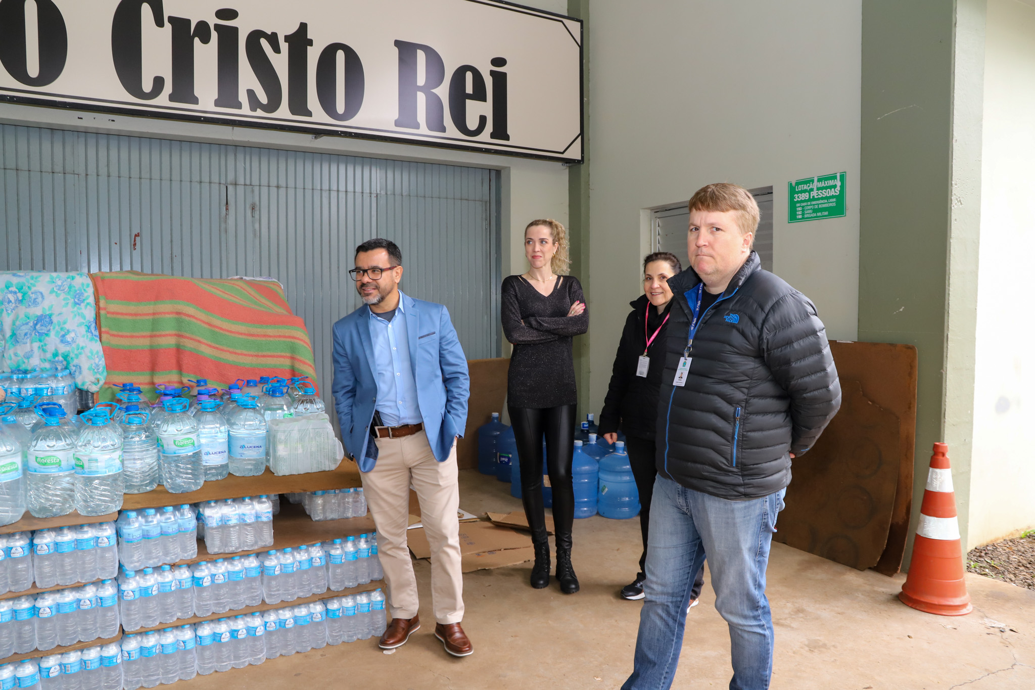 Foto do juiz e servidores de Estrela em frente ao ginásio