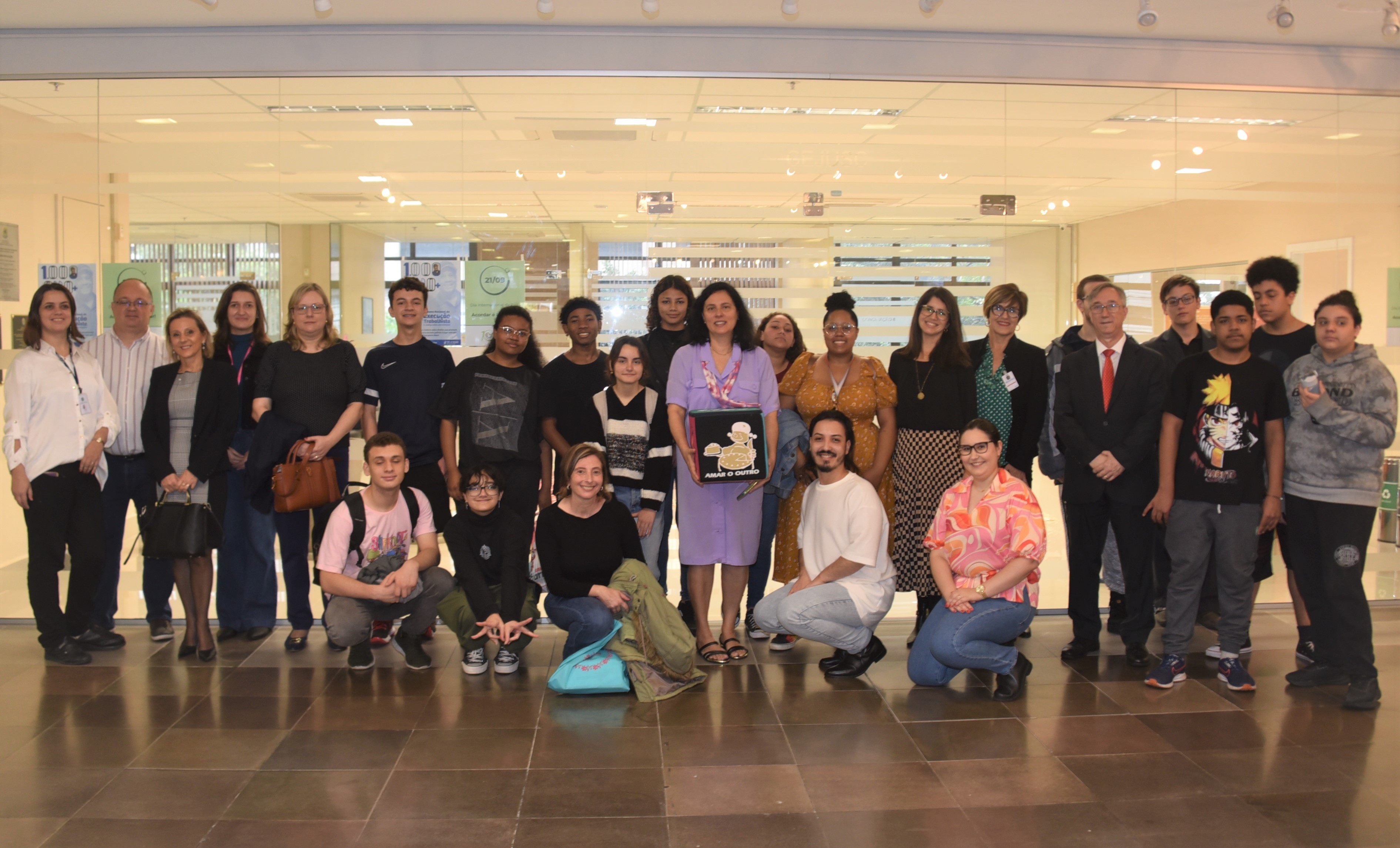 Alunos, professoras, magistrados, servidores e estagiários posam para foto em frente aos Cejuscs