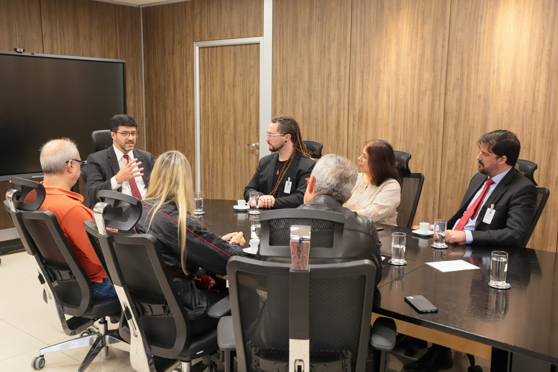 Foto da reunião, mostrando os participantes à mesa