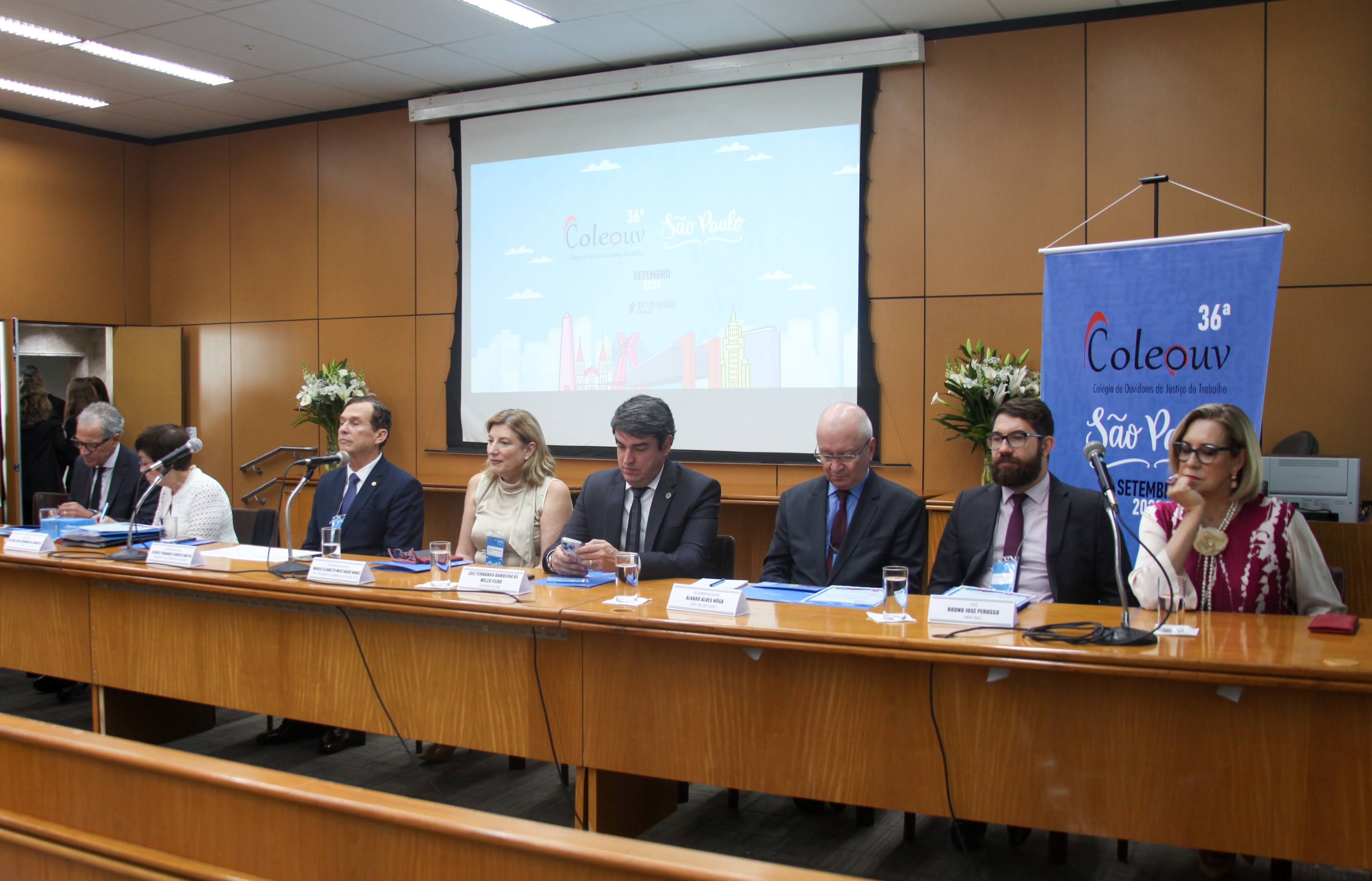 Foto da mesa de abertura da 36ª edição do Coleouv