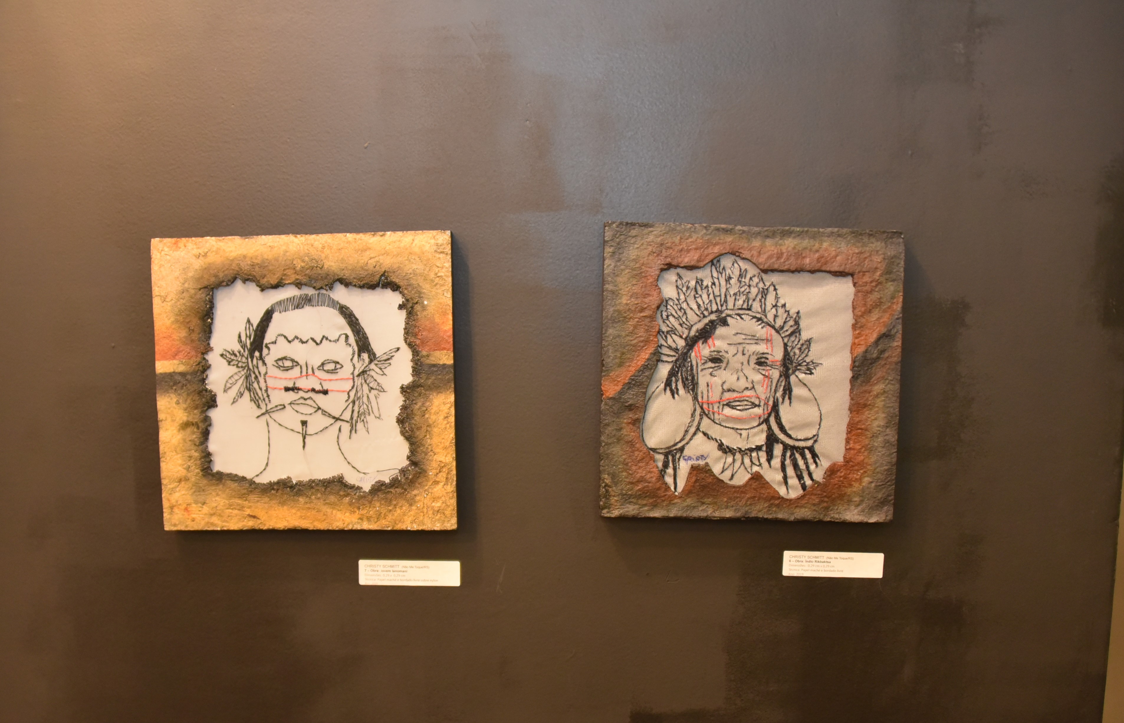 Obras de Christy Schmitt retratando indígenas