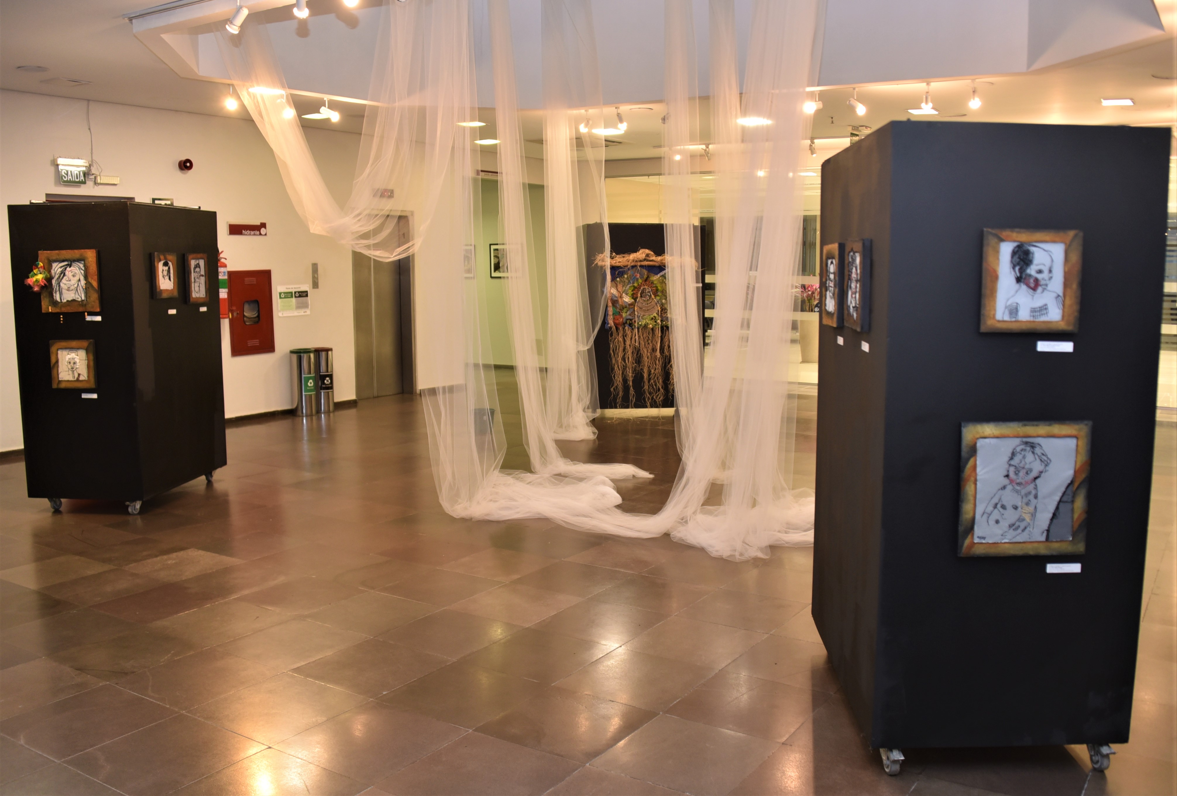 Imagem aberta da exposição no saguão do prédio-sede do TRT-4