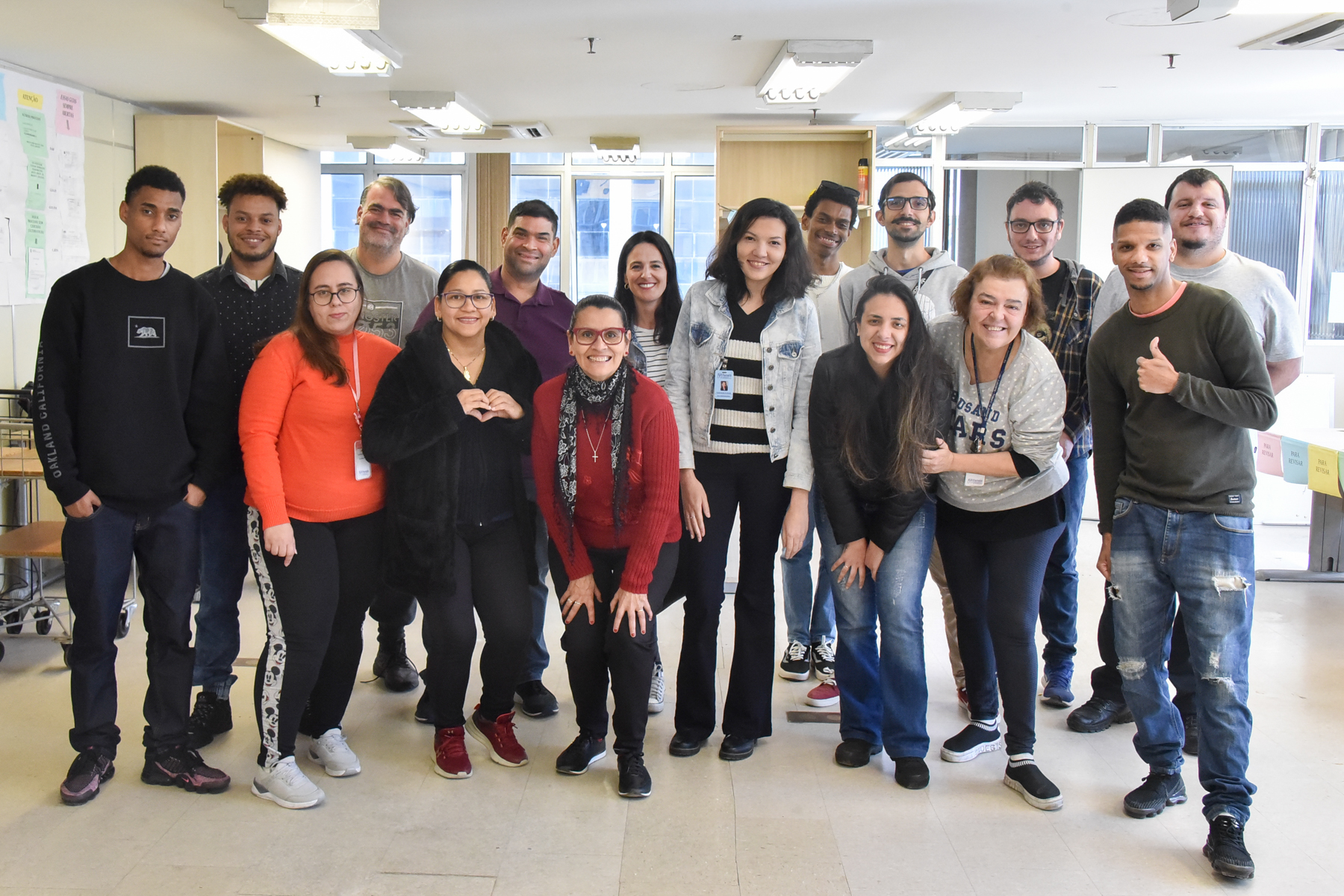 Foto coletiva da equipe de digitalizadores. Todos em pé.