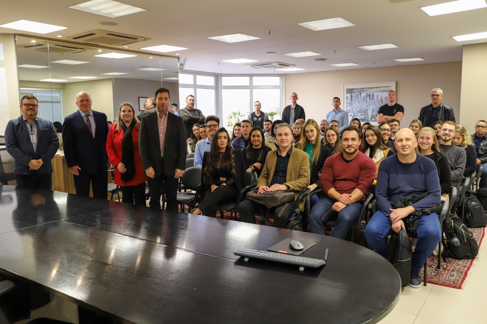 Foto posada de todos na recepção dos estudantes da UCS.jfif