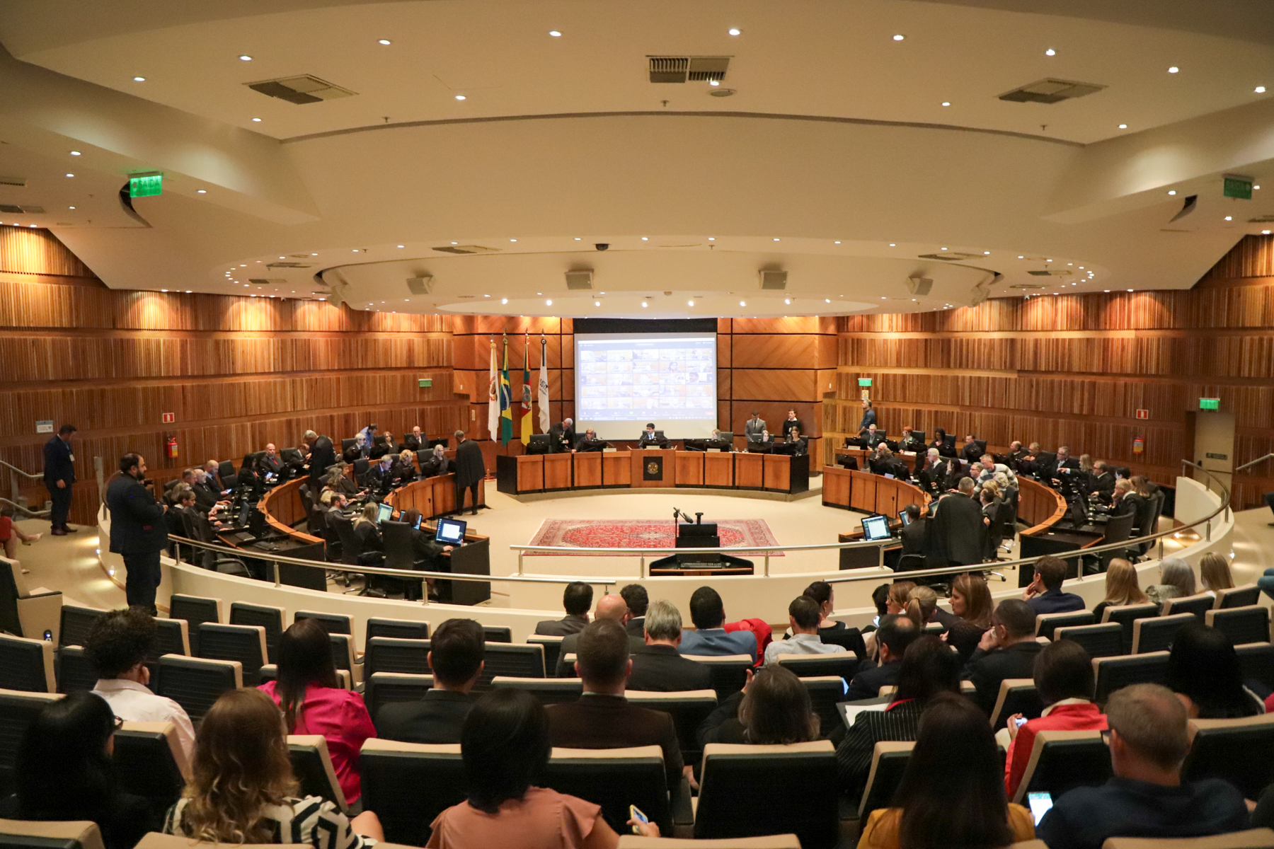 Foto do plenário, em ângulo aberto, durante a sessão