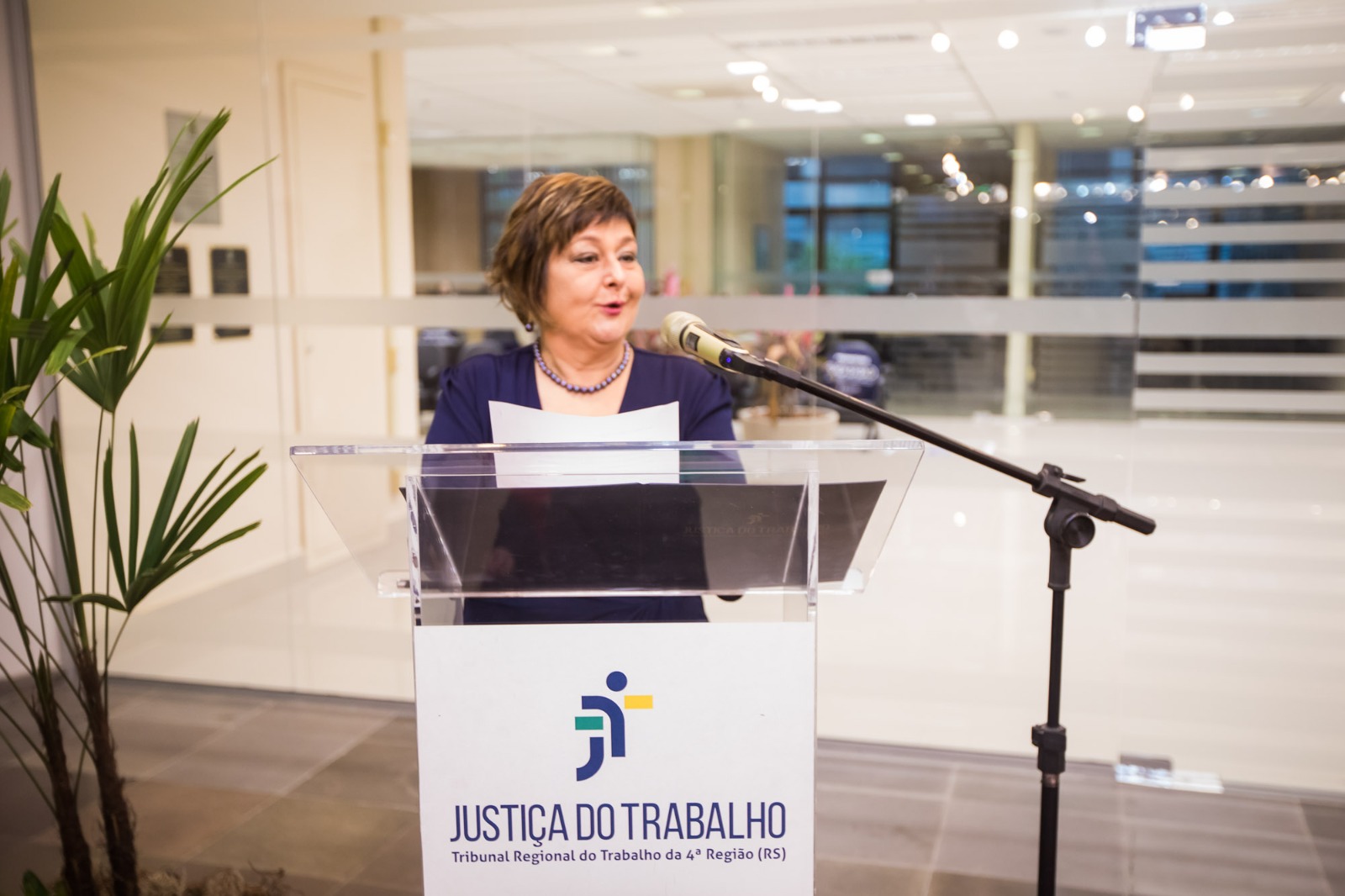 Foto Carmen discursando cerimônia de aposição dos retratos des desembargadores Carmen e Achutti.jfif