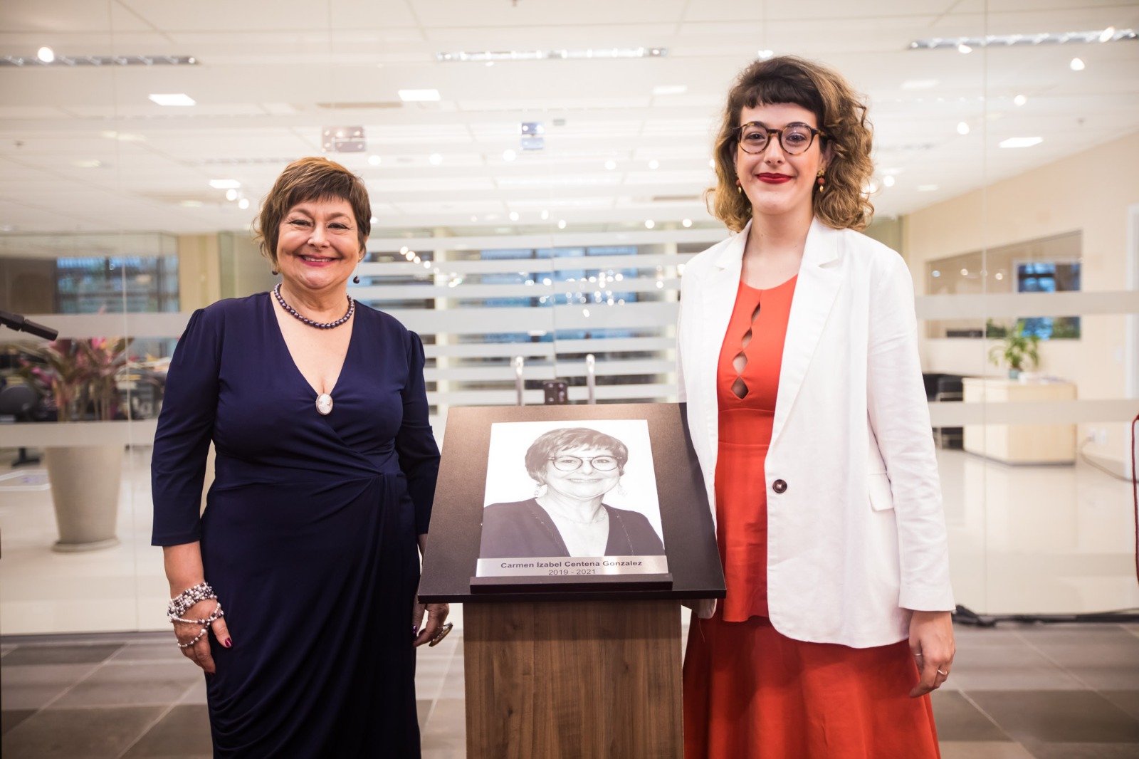 Foto Carmen e Vitória cerimônia de aposição dos retratos des desembargadores Carmen e Achutti.jfif