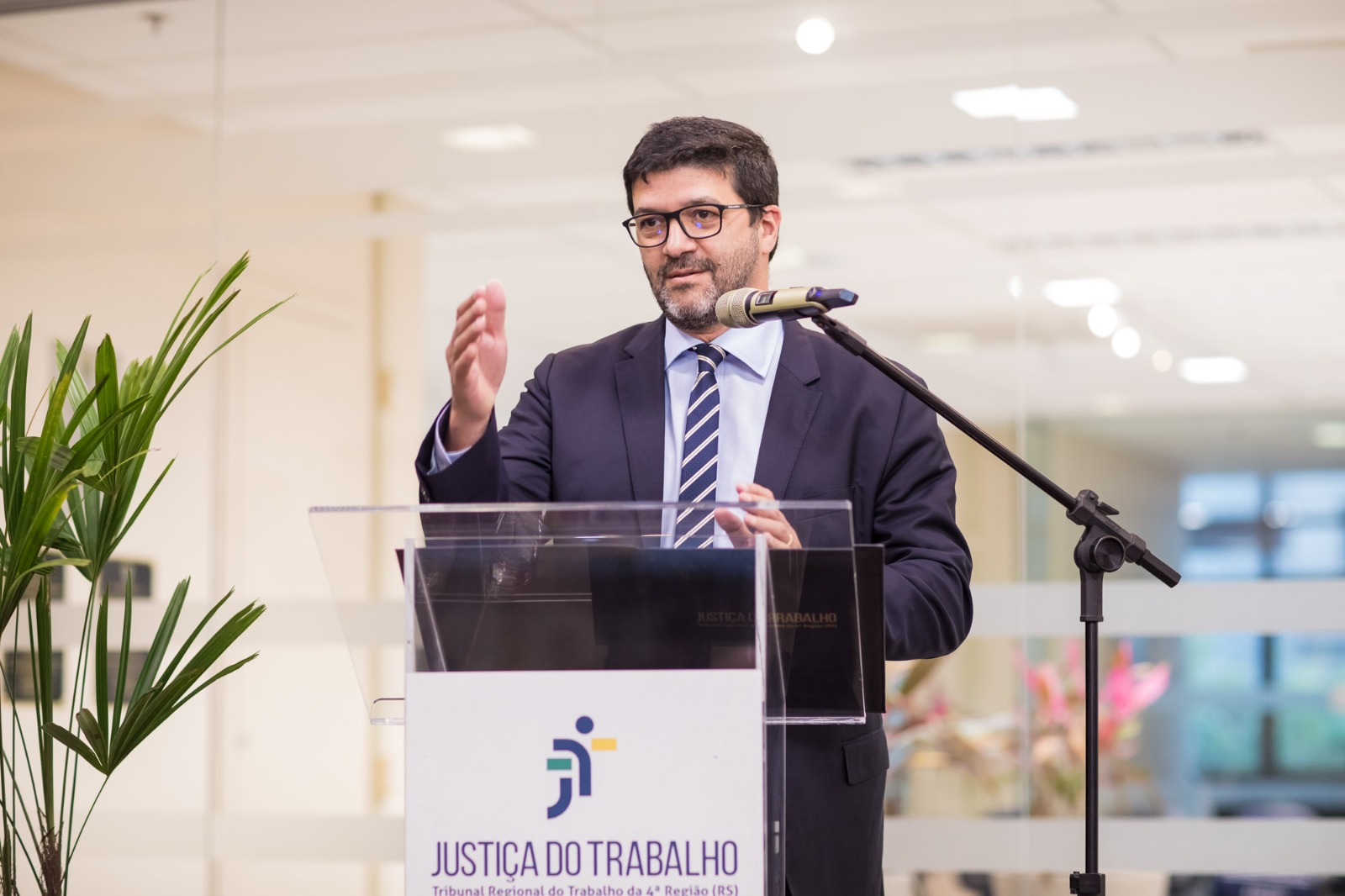 Foto desembargador Francisco Rossal cerimônia de aposição dos retratos des desembargadores Carmen e Achutti.jfif