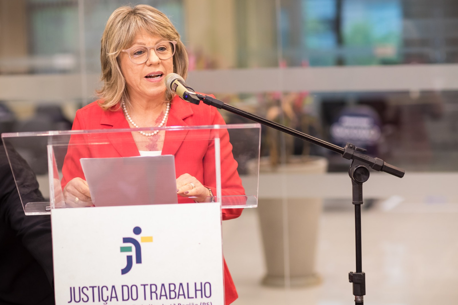 Foto desembargadora Denise Pacheco cerimônia de aposição dos retratos des desembargadores Carmen e Achutti.jfif