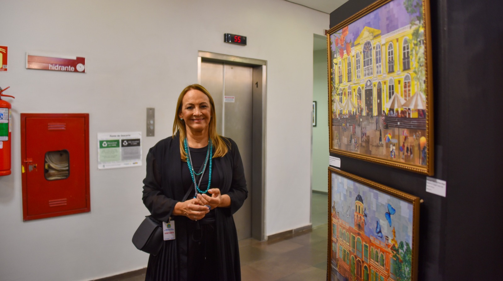 Foto artista ao lado de obra.jfif