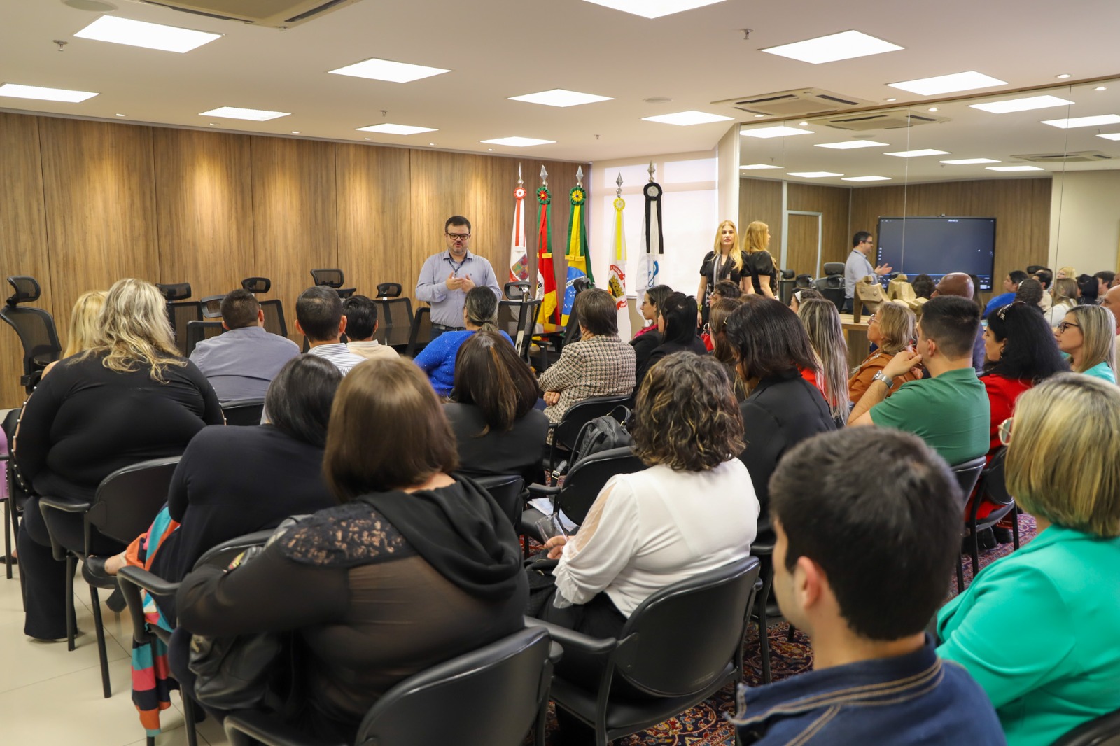 Foto Cristiano conversando com estudantes da Anhanguera no Plenário.jfif