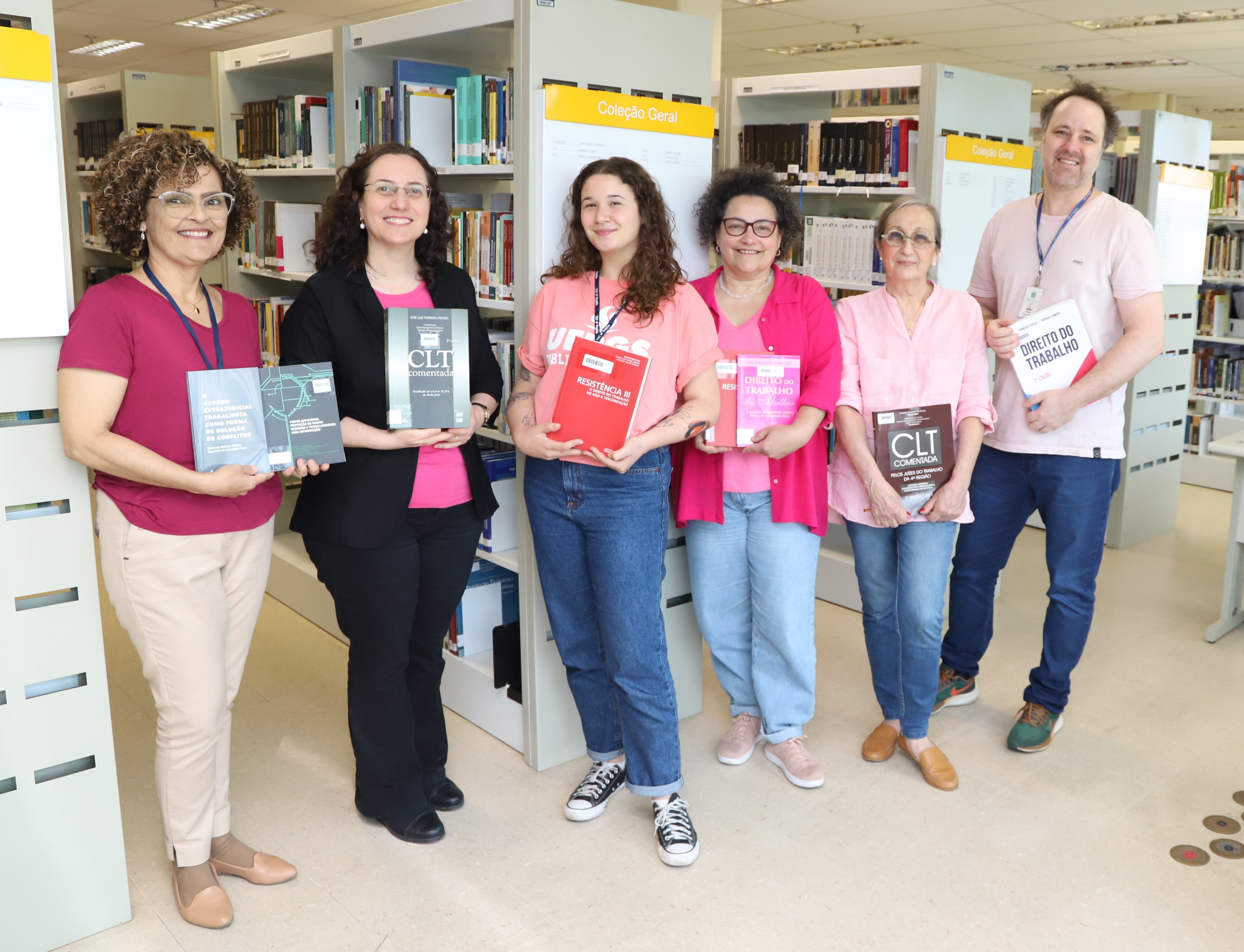 Parte da equipe da biblioteca do TRT-4. Da esquerda para direita: Ana Cristina (estagiária); Adriana Sarmento (coordenadora), Fernanda (estagiária), Claudia (servidora), Norah (servidora bibliotecária) e Thiago (servidor).